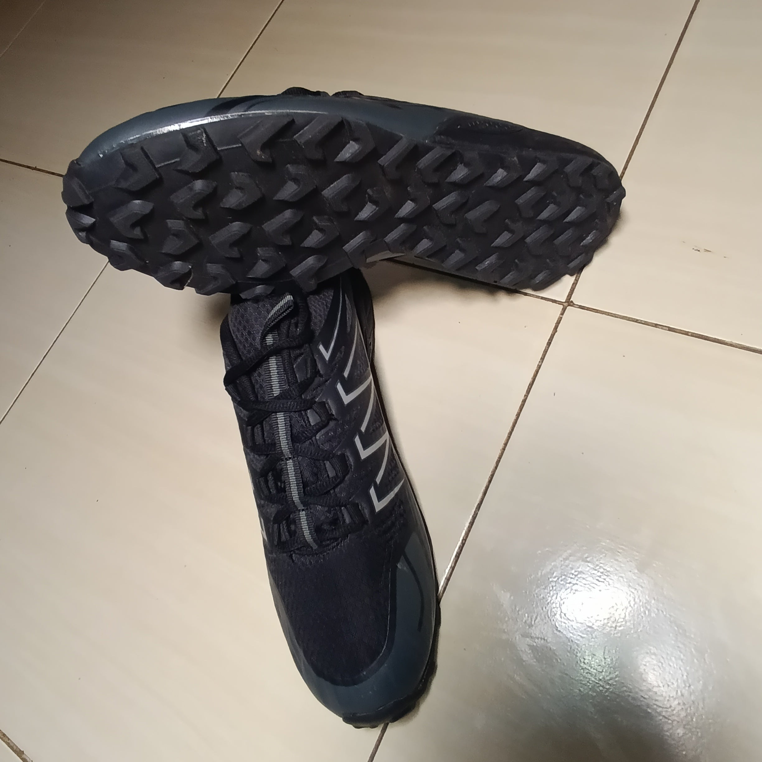 Black Waterproof Trail Sneakers – All-Terrain Grip