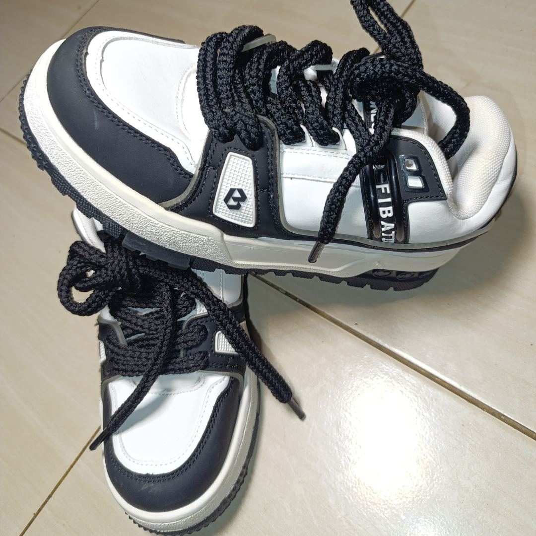 Black & White Chunky Sneakers – Retro Streetwear Style